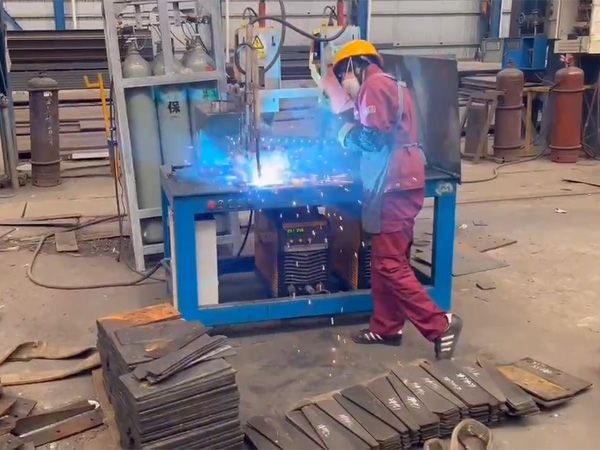 鋼結構檁托自動(dòng)焊